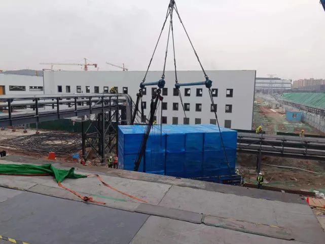 首臺設(shè)備搬入 綿陽惠科顯示模組生產(chǎn)線項(xiàng)目加快建設(shè)